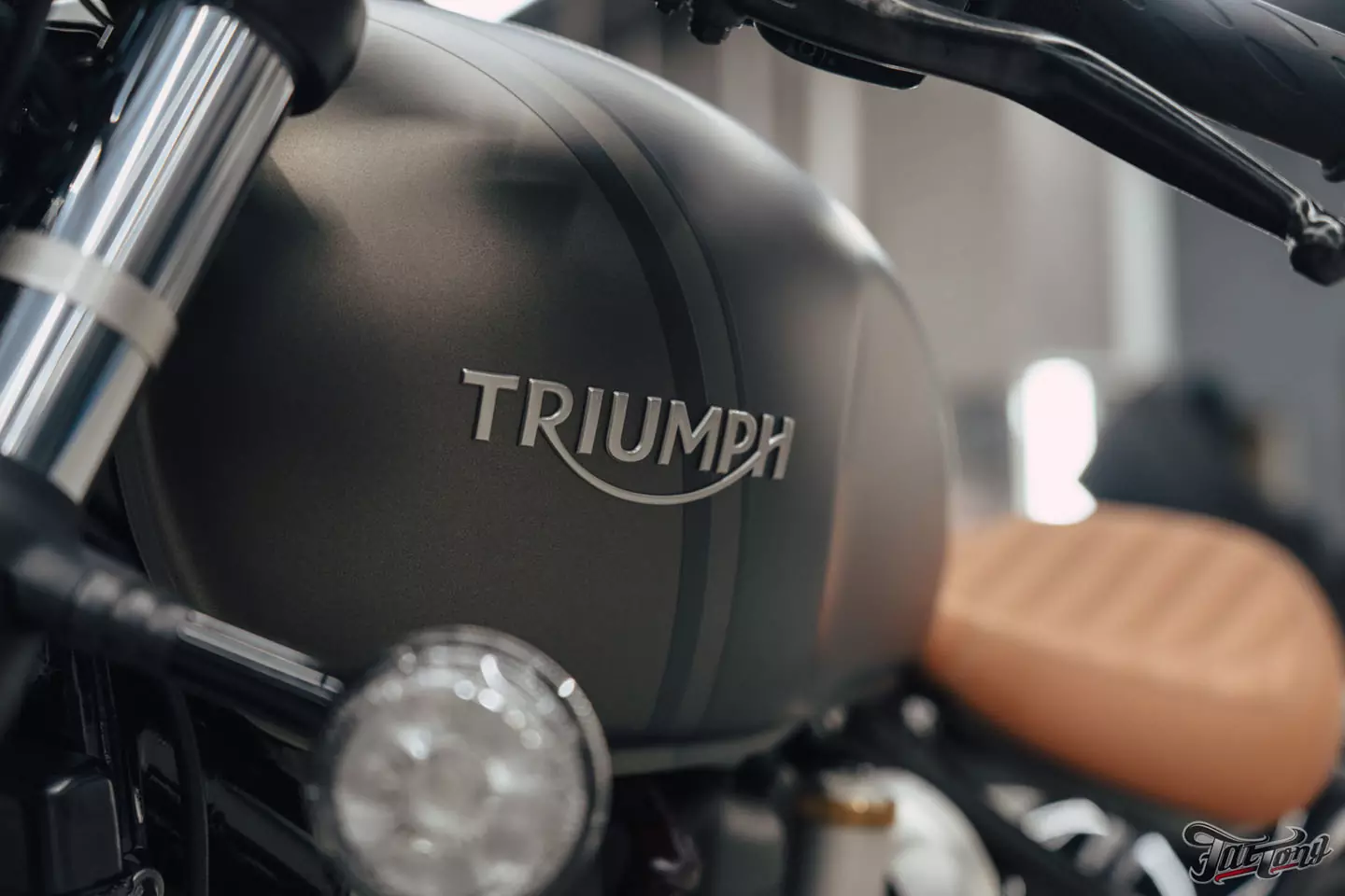 Поработали над выхлопной системой Triumph Bonneville Bobber 1200 и перешили на него сиденье